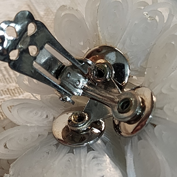 CORO Vintage 50's Rare Silver Plated 3D Flower Clip On Earrings - Picture 10 of 16